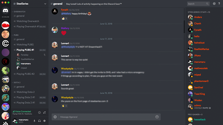Skärmbild av Discord skrivbordsapp med personer som chattar i en röstkanal